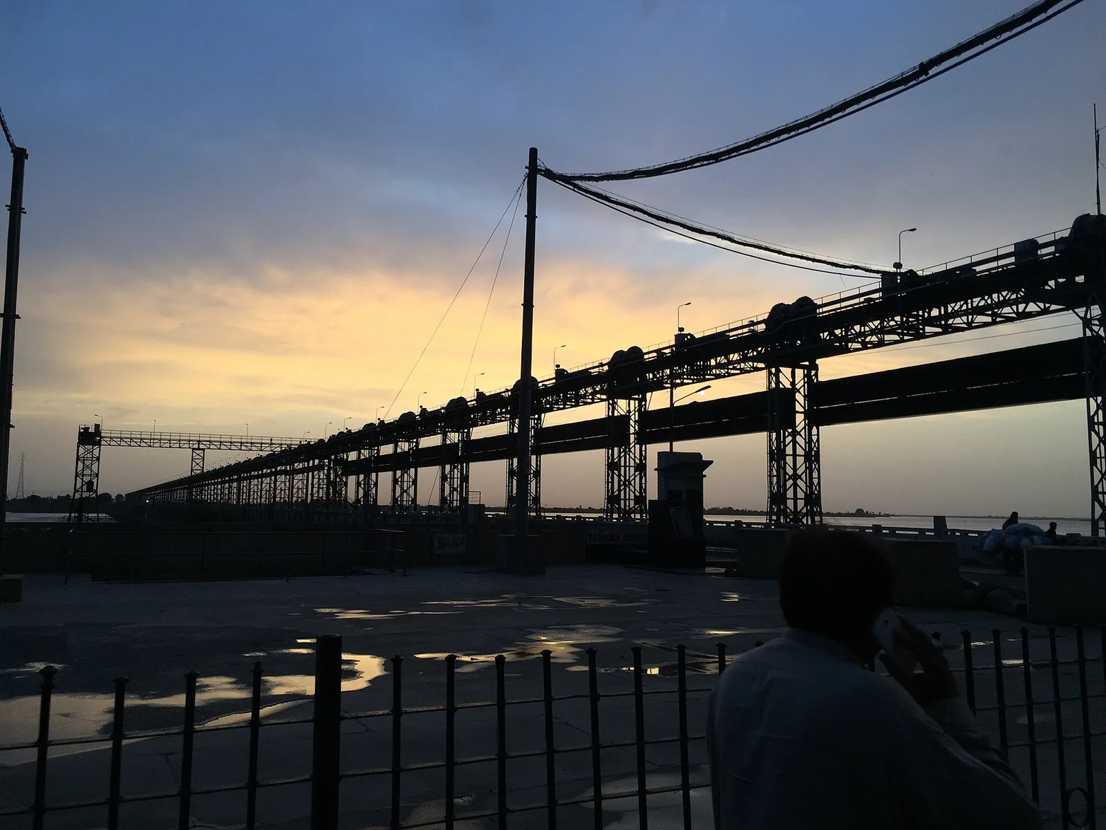 Taunsa Barrage and the river